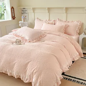 Juego de funda nórdica de felpa de leche rosa con volantes de encaje detalles dormitorio.