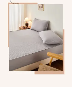 Coprimaterasso impermeabile con lenzuolo con angoli testurizzato per camera da letto accogliente.
