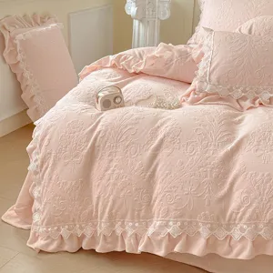 Exquisito juego de ropa de cama de terciopelo rosa tallado con finos detalles de encaje.