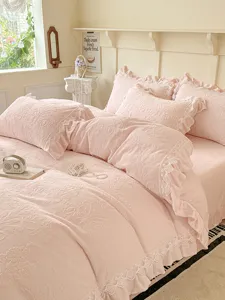 Conjunto de ropa de cama de 4 piezas de terciopelo de leche rosa con relieve floral y encaje blanco.