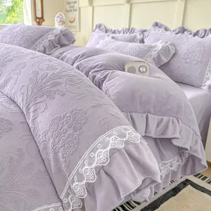 Acogedor juego de ropa de cama de terciopelo morado con relieve y encaje elegante.