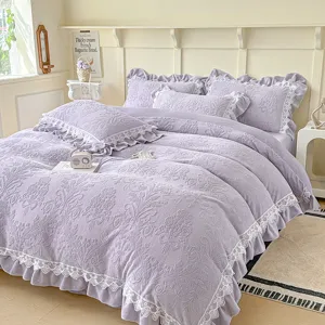 Vista detallada del lujoso juego de ropa de cama de terciopelo de leche lavanda con encaje fino.