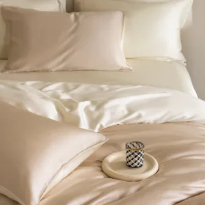 Λεπτομέρεια κλινοσκεπασμάτων Tencel minimal, απαλή ουδέτερη σαμπανιζέ μαξιλαροθήκη.