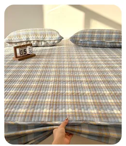 Blauw gele ruit gewassen katoen hoeslaken set met zachte textuur voor comfortabele slaapkamer.