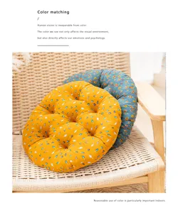 Λεπτομερής εικόνα στρογγυλού μαξιλαριού boho από βαμβάκι και λινό, έθνικ παχύ κάθισμα σπιτιού.