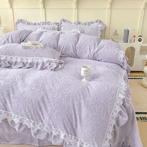 Juego de cama de vellón repujado con encaje delicado, vista detallada en morado elegante.