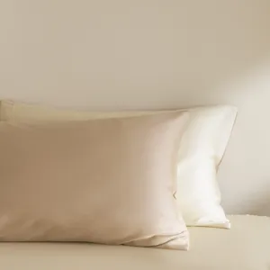 Λεπτομέρεια μαξιλαροθήκης από μεταξωτό tencel, μαλακό και αναπνεύσιμο ύφασμα σε μπεζ τόνους.