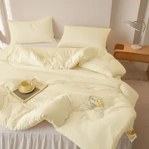 Sojavezel dekbed detail weergave toont zachte warme stof en gezellige slaapkamer inrichting.