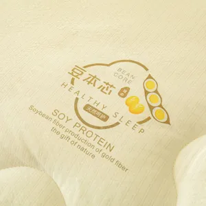 Gedetailleerde opname van het zachte sojavezel dekbed stofoppervlak met een mooi logo.