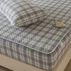 Klassieke retro katoenen geruite matrasbeschermer en kussensloop voor comfortabel bed.
