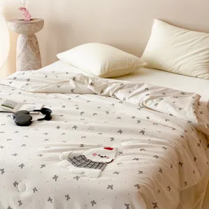Couette d'été douce et légère pour dortoir étudiant avec joli motif de nœud papillon imprimé.