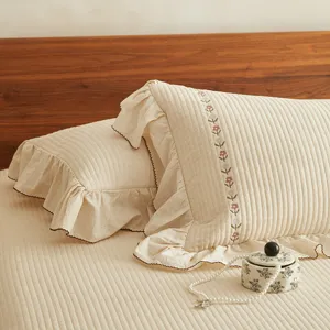 Housse de coussin brodée en coton lin volants parure de lit détail décoration chambre
