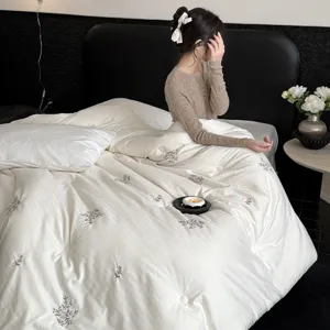 Cómoda colcha de fibra de soja espesada con elegante bordado floral para un invierno cálido.
