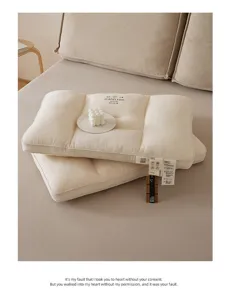 Gedetailleerd overzicht van het natuurlijke katoen- en linninkussen, in zachte beige kleur.