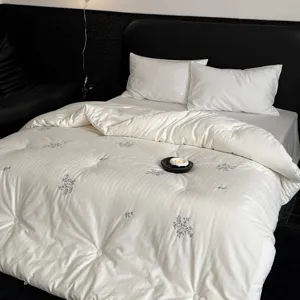 Edredón de fibra de soja espesada de invierno ropa de cama floral bordada para el hogar
