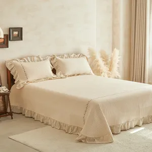 Ensemble de couvre-lit brodé de fleurs en coton lin douillet avec de superbes volants.