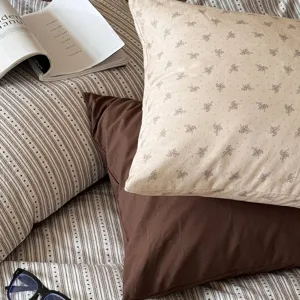Katoen garengeverfd jacquard gestreept dekbedovertrek set, puur katoen beddengoed detailweergave.