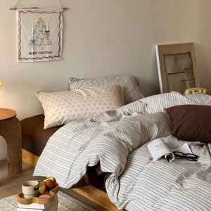 Puur katoen gestreept dekbedovertrek set, gezellige minimalistische slaapkamer details.
