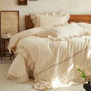 Parure de lit couvre-lit brodé de fleurs en coton lin avec jolis volants pour chambre douillette.
