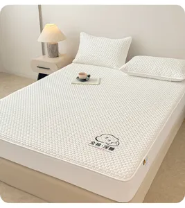 Set lenzuola con angoli in 100% cotone di alta qualità con trama trapuntata, morbido e traspirante.