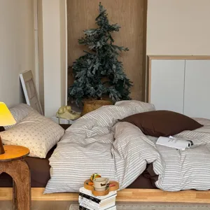 Gezellig katoenen gestreept beddengoed detail, zachte textuur en warme natuurlijke tinten.