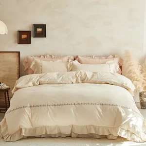 Ensemble de literie en coton et lin brodé de fleurs dans une chambre chaleureuse et vintage.