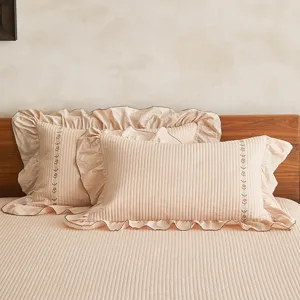 Vue detaillee de la taie doreiller en lin de coton avec broderie florale elegante.