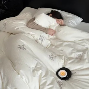 Edredón de soja cálido y grueso con delicado bordado para un sueño acogedor y confortable.