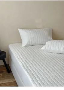 Protector de colchón acolchado blanco minimalista sábana bajera y fundas de almohada acogedor.