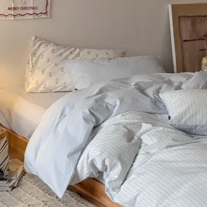 Minimalistische katoenen gestreepte dekbedovertrek set detail opname knusse slaapkamer decor