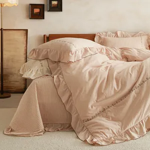 Parure de lit matelassée brodée fleurs en coton lin, style frais pour une chambre confortable.