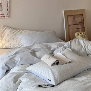 Stijlvolle vierdelige beddengoedset van katoenen jacquard met een mooi streepdesign.