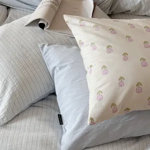 Katoenen beddengoedset met gestreepte en tulpdessin kussenslopen, zacht en comfortabel textiel.