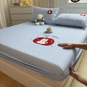 Blauw-witte geruite geborsteld katoenen hoeslakenset met schattige puppy borduursom voor slaapkamer.