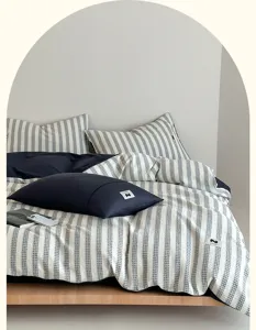 Detailaufnahme des Luxus Waffelpiqué Bettwäsche Sets aus Baumwolle in Streifen und Marineblau.