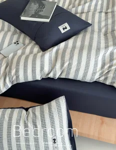 Detailansicht des schwarzen Waffelpiqué-Bettwäschesets aus reiner Baumwolle und tollem Design.