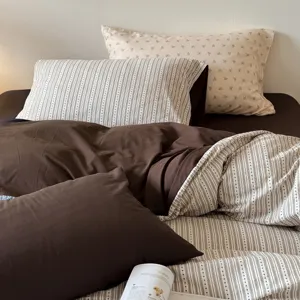 Puur katoenen gestreept beddengoedset met dekbedovertrek en kussenslopen voor gezellige slaapkamer.