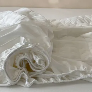 Sábana bajera acolchada blanca protector de colchón con banda elástica para dormitorio