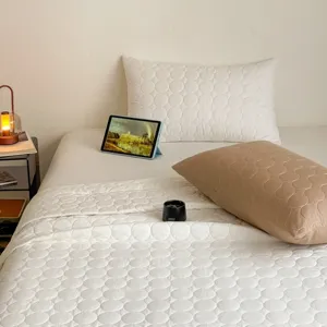 Juego de colcha acolchada de algodón lavado de tres piezas con acogedor dormitorio.