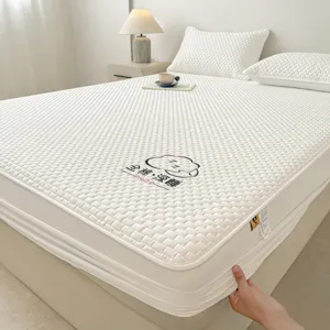 Coprimaterasso trapuntato 100% cotone, morbido e traspirante per una camera da letto accogliente.