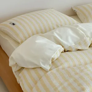 Gelbes gestreiftes Waffel-Bettwäsche-Set, weicher Baumwoll-Bettbezug für Schlafzimmer.