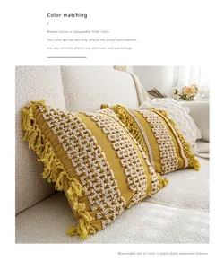 Housse de coussin tuftée bohème avec de jolies franges, idéale pour canapé et décoration.