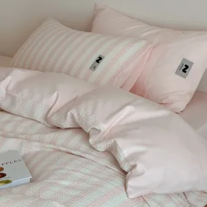 Rosa weisses gestreiftes Waffelbettwaesche Set, weicher Baumwollbettbezug und Kissenbezuege.