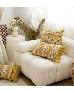 Housse de coussin bohème avec broderie touffetée et franges pour déco de salon canapé