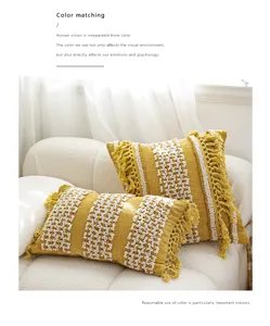 Housse de coussin style bohème avec glands jaunes et touffetage pour canapé confortable.