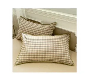 Fundas de almohada de algodón a cuadros clásicos, tela lavada suave con borde verde.