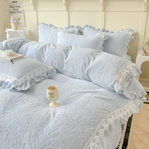 Lujoso juego de cama de terciopelo de leche repujado con elegantes volantes de encaje blanco.