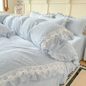Acogcedor juego de ropa de cama de terciopelo de leche con encaje, funda de edredón suave.