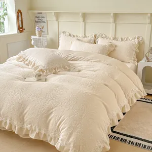 Juego de ropa de cama de terciopelo de leche con volantes de encaje, estética crema.