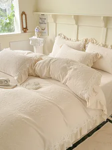 Juego de ropa de cama de terciopelo de leche crema con encaje y diseño floral en relieve.